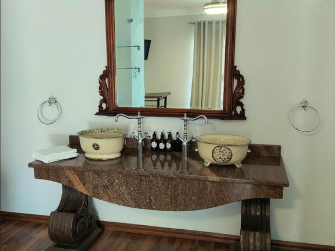Art And Soul Restaurant, Accommodation, French Bar And Art Gallery Parys Kamer foto